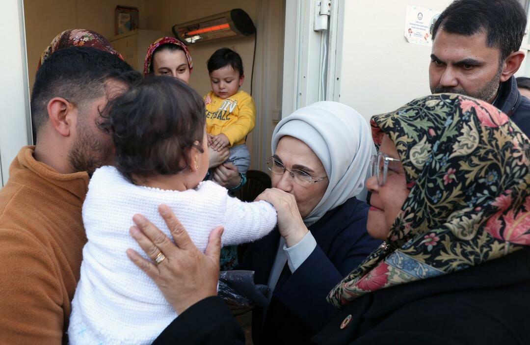 Emine Erdoğan külastas maavärina ohvrite perekondi