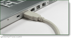 ühendage USB-kaabel telefonist pordiga