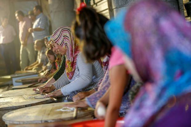 70 Antalyast pärit naist teevad pannkooke pannkooke müües