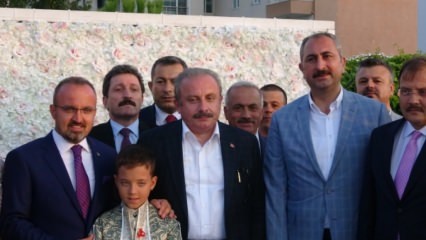 Poliitiline maailm kohtus AK partei fraktsiooni asepresidendi Bülent Turani poegade ümberlõikamise tseremoonial