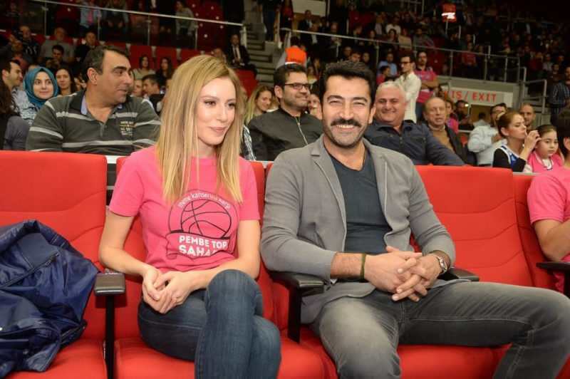 Roosast korvist, kus osalesid Sinem Kobal ja tema naine Kenan Imirzalıoğlu 
