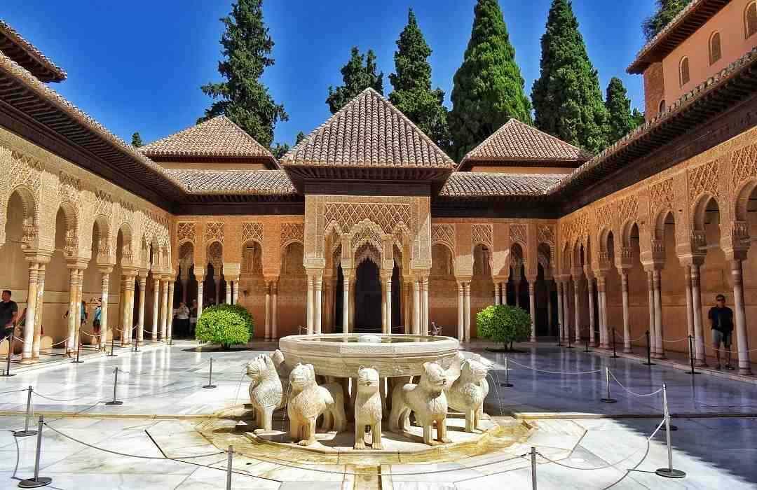 Alhambra palee omadused