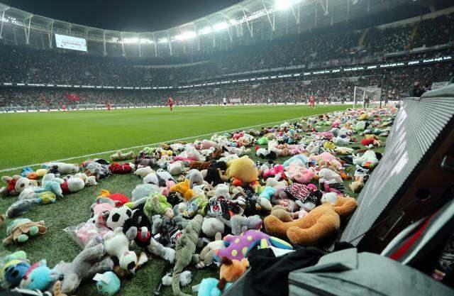 Beşiktaşi matšis visatud mänguasjad
