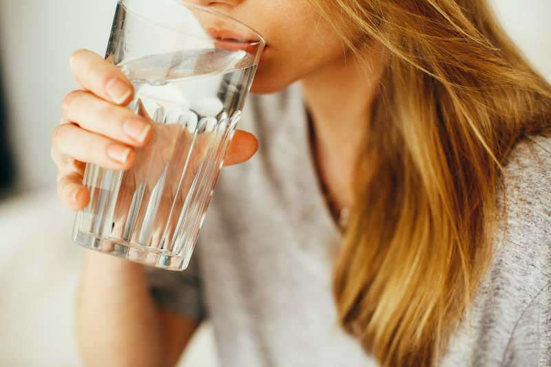 Kas joogivesi paneb sind kaalust alla võtma? Millal vett juua? Salenemine veega