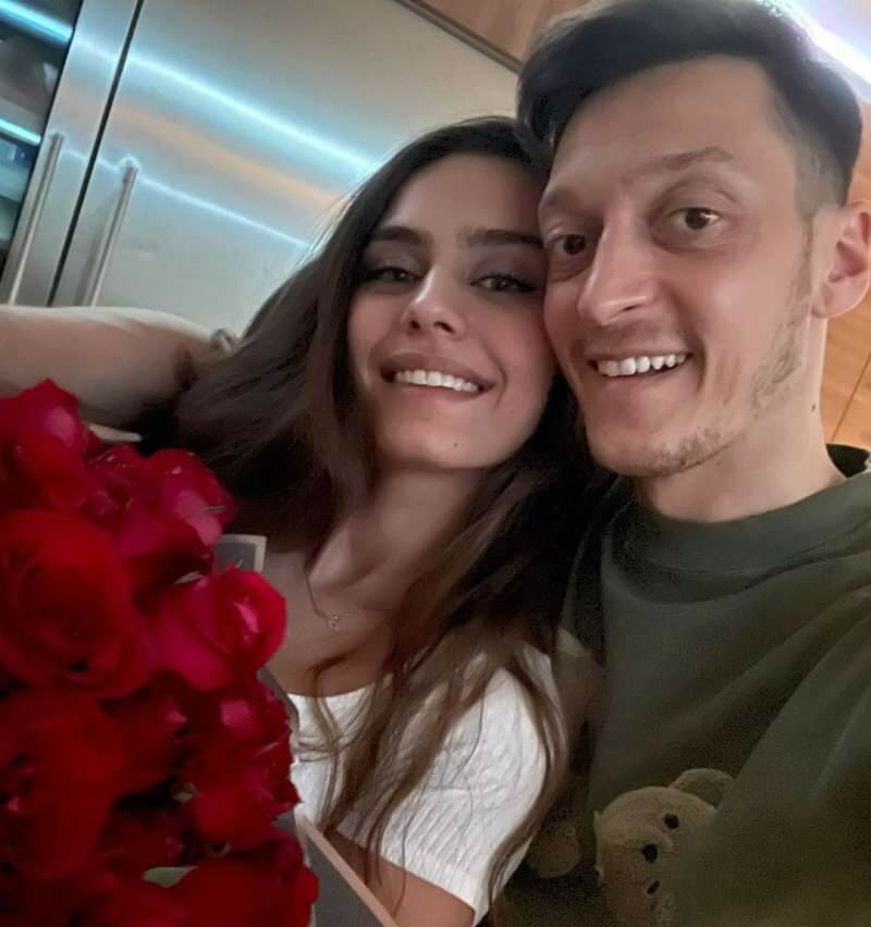 Mesut Özili romantiline sõnum oma naisele Amine Gülşele: "Sest sa oled alati minuga ..."