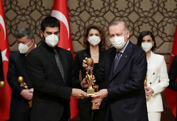 RTGD auhinnad leidsid oma omanikud! Ebru Şahini ja Burak Özçiviti auhinnad ...