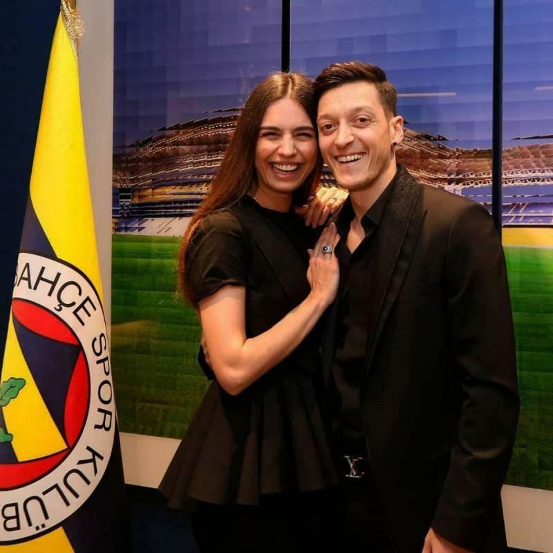 Amine Gülşe tähistas oma abikaasa Mesut Özili isadepäeva