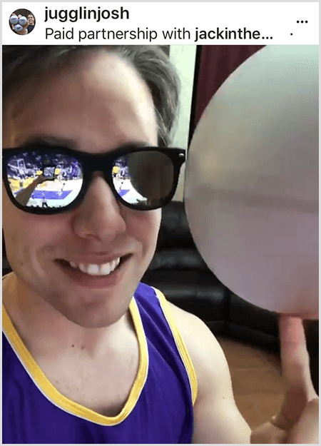 Josh Horton postitab kampaania jaoks foto Jack in the Box ja LA Lakersiga. Josh kannab peegliga päikeseprille ja Lakersi särki ning naeratab palli keerutades kaamera järele.