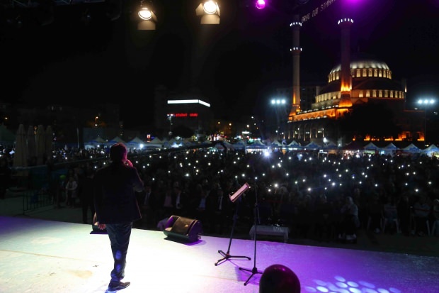Bosnia kunstnik Zeyd Şoto ja Eşref Ziya Terzi andsid kontserdi Bağcılaris 