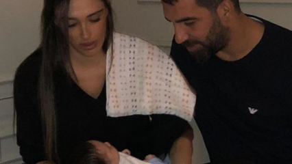 Jalgpallur Arda Turan aitab oma naist Aslıhan Doğanit majapidamistöödes!