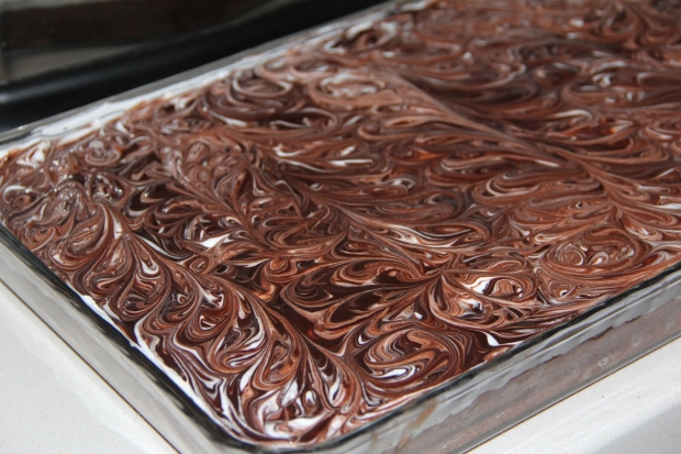 Kuidas teha kõige lihtsamat nutvat kooki? Nutva koogi retsept maitsva šokolaadikastmega