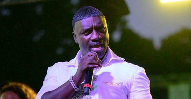 USA lauljale Akonile siirdati Türgis juuksed