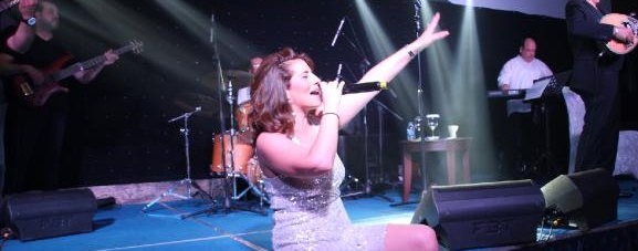 Kreeka laulja Anastasia Kalogeropoulou esines TRNC-s, kuulutatud reeturiks