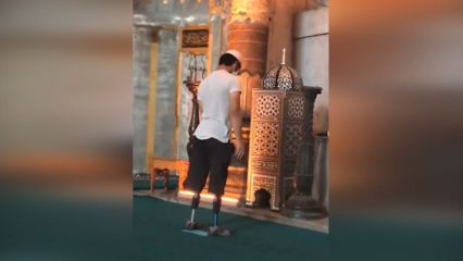 Hagia Sophia mošee juures palvetas oma proteesi jalgadega noormees!