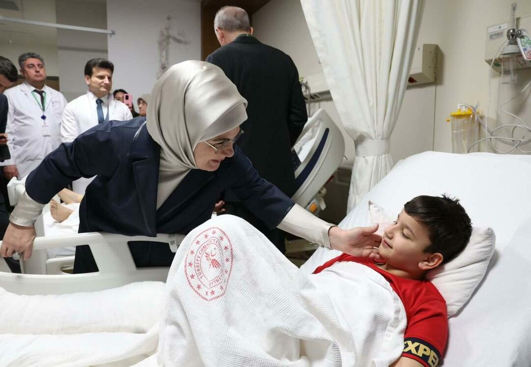 President Erdoğan ja tema abikaasa Emine Erdoğan külastasid maavärina ohvreid