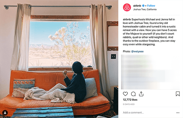 See on ekraanipilt Airbnb Instagrami postitusest. See jutustab paarist, kes võõrustab inimesi oma kodus Airbnb kaudu. Fotol istub keegi oranžil diivanil beeži kootud visketeki all ja vaatab aknast kõrbemaastikule. Melissa Cassera ütleb, et need lood on näide ettevõttest, kes kasutab oma sotsiaalmeediaturunduses koletislikust joonest ülesaamist.