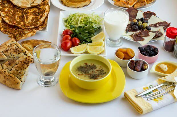 Iftar-söögikordades peaks olema supp. Supp pehmendab elundeid ilma veeta.