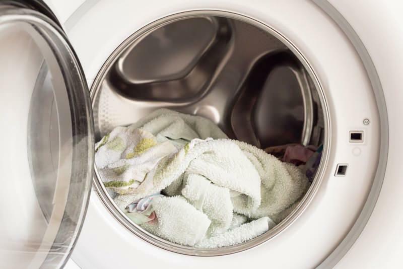 Niiskete salvrätikute viskamine pesumasinasse
