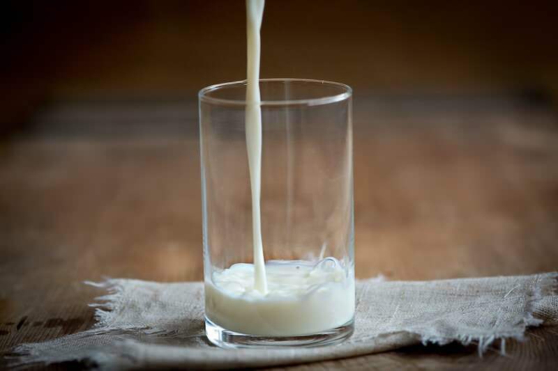 Kuidas vältida pritsimist piima valamisel?