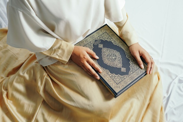 Mis kasu on reedel Surah Kehfi lugemisest? Surat al-Kahfi araabia hääldus ja voorused!