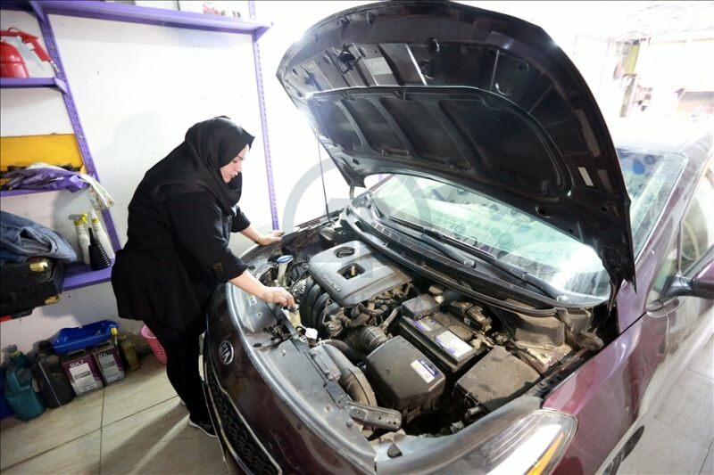 Kaks ülikooli lõpetanut Um Rıza saab Bagdadi esimeseks naisautomehaanikuks